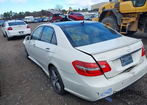 2010 Mercedes-Benz E 550 4Matic z USA, uszkodzony, nr VIN WDDHF9AB5AA147065